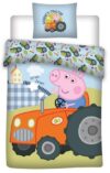Børnesengetøj 140x200 cm - Gustav gris og traktor - Selvlysende sengetøj med 2 i 1 design - 100% bomuld