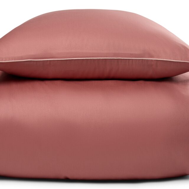 Sengetøj 200x220 cm - 100% bomuldssatin - Solid mørk rosa sengetøj med pipingkant - Ekstra blødt sengesæt fra By Borg