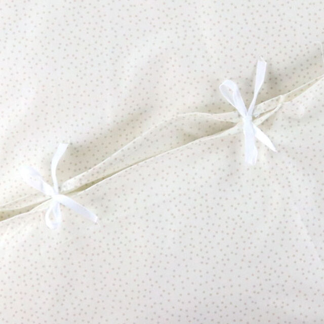 Nørgaard Madsens Sengetøj - Baby - Off White m. Beige Prikker