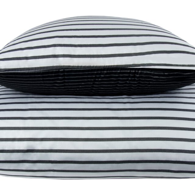 Sengetøj 240x220 cm - Narrow lines sort - Vendbart dobbelt dynebetræk - 100% Bomuldssatin - By Night