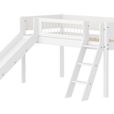 Flexa White Halvhøj Seng 120 cm Med Rutchebane, Skrå Stige og Crossbar Sengehest 90x200 cm - Hvid