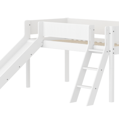 Flexa White Halvhøj Seng 120 cm Med Rutchebane, Skrå Stige og Grooves Sengehest 90x200 cm - Hvid