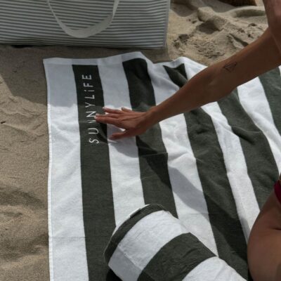SUNNYLiFE Oppustelig Strandpude, The Vacay Olive Stripe