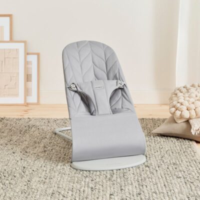 Babysitter Bliss Vävd Bladmönstrad Quilt - Ljusgrå