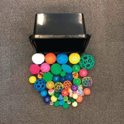 Sansebolde i kasse med 50 assorterede sensoriske bolde - Fra 3 år.