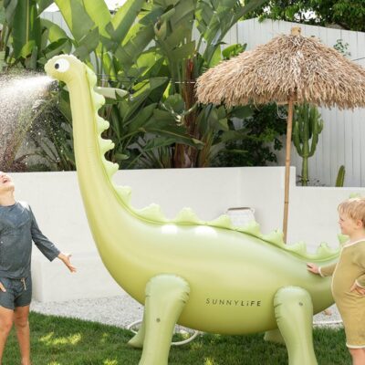 SUNNYLiFE Giant Dino Oppustelig Sprinkler, Into the Wild Khaki