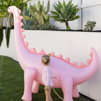SUNNYLiFE Giant Dino Oppustelig Sprinkler, Into the Wild Pink