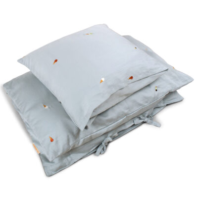 Baby sengetøj GOTS (70x100 cm) Broderet Cool Summer Pearl Blue